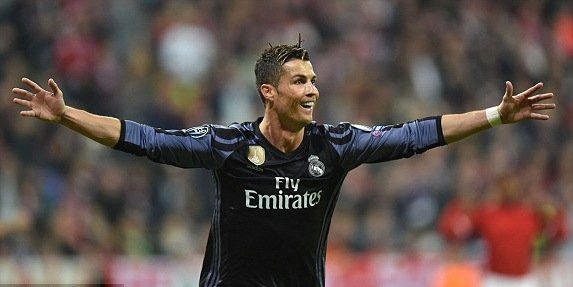 Ronaldo có một trận đấu tỏa sáng giúp Real có lợi thế ở trận lượt về tứ kết UEFA Champions League 2016/2017.
