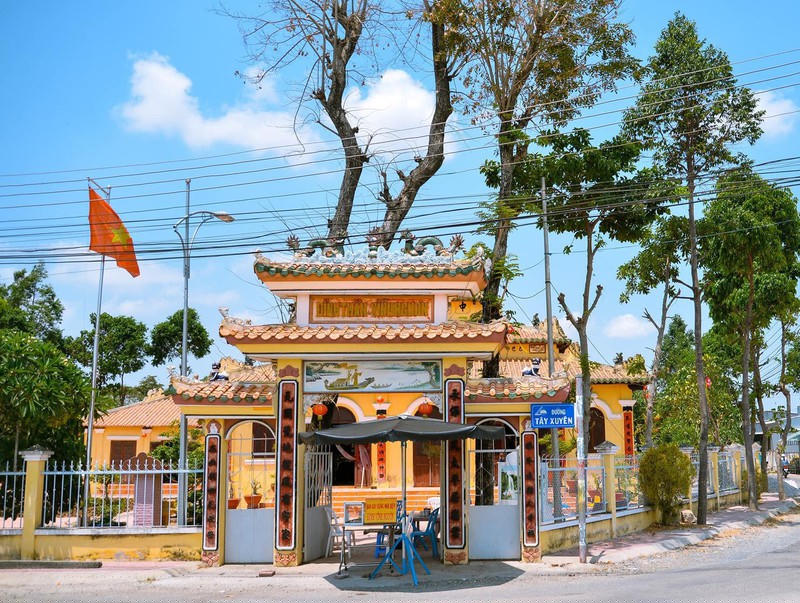 Cổng vào ngôi đền thiêng. 