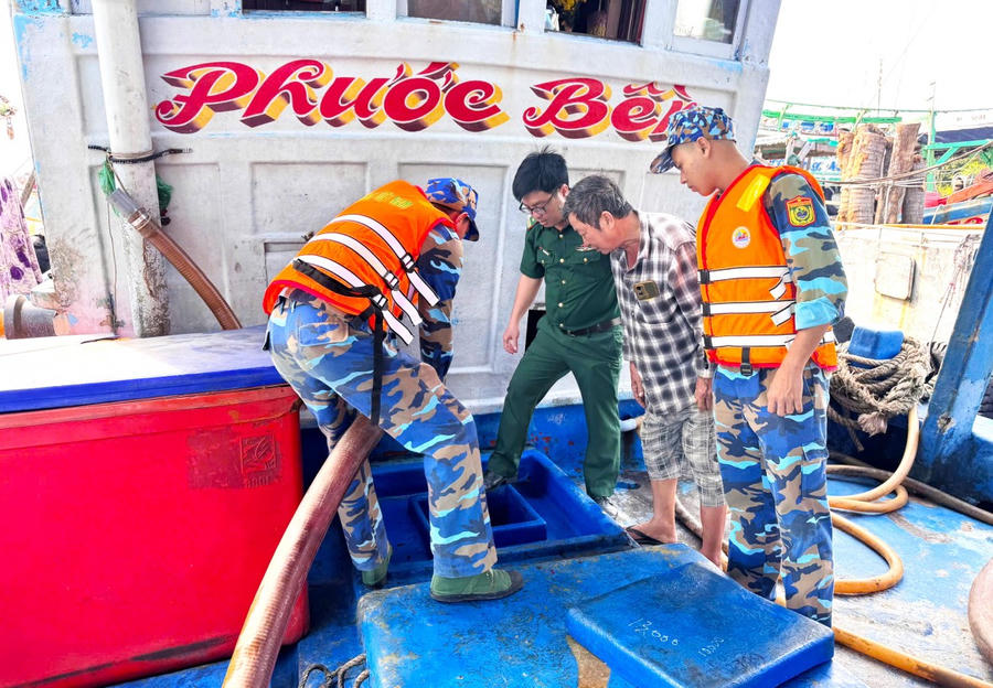 Lực lượng Hải đội Biên phòng 1 (Bộ đội Biên phòng Cà Mau) kiểm tra tàu cá chứa dầu trái phép.