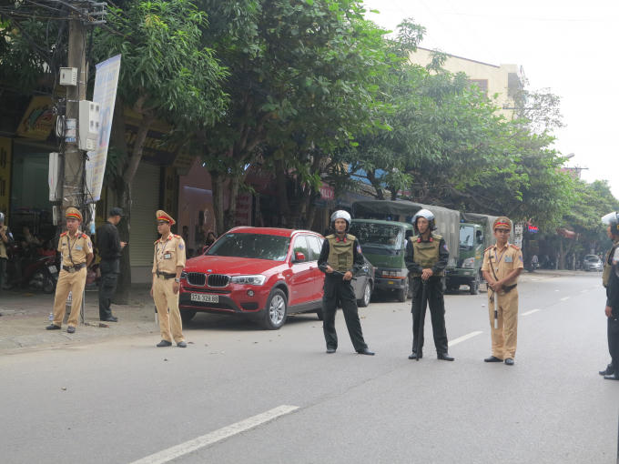 Thời điểm đó, Sơn cùng 2 người khác ôm lựu đạn cố thủ trên tầng 2 của căn nhà.