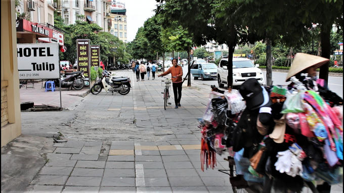 Thực trạng trên khiến không ít người dân cảm thấy hoài nghi về thông tin vỉa hè làm bằng đá tự nhiên có tuổi thọ từ 50 – 70 năm.