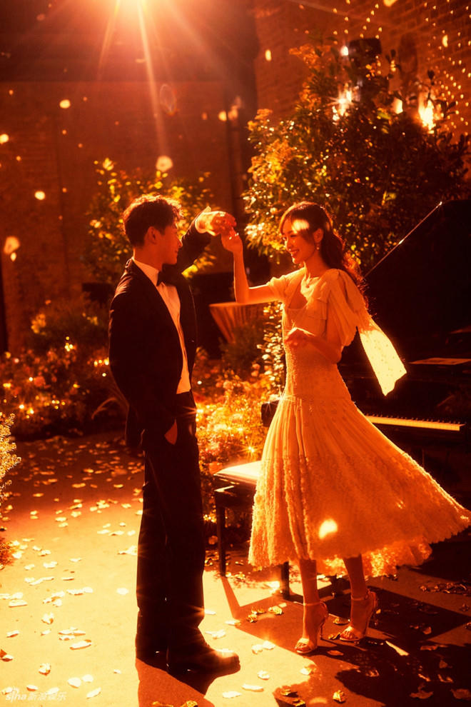 Bạn bè của cặp đôi đã lần lượt sang Áo cách đây vài ngày. Đêm 27/10, cặp đôi đã mở tiệc chiêu đãi bạn bè thân thiết. 