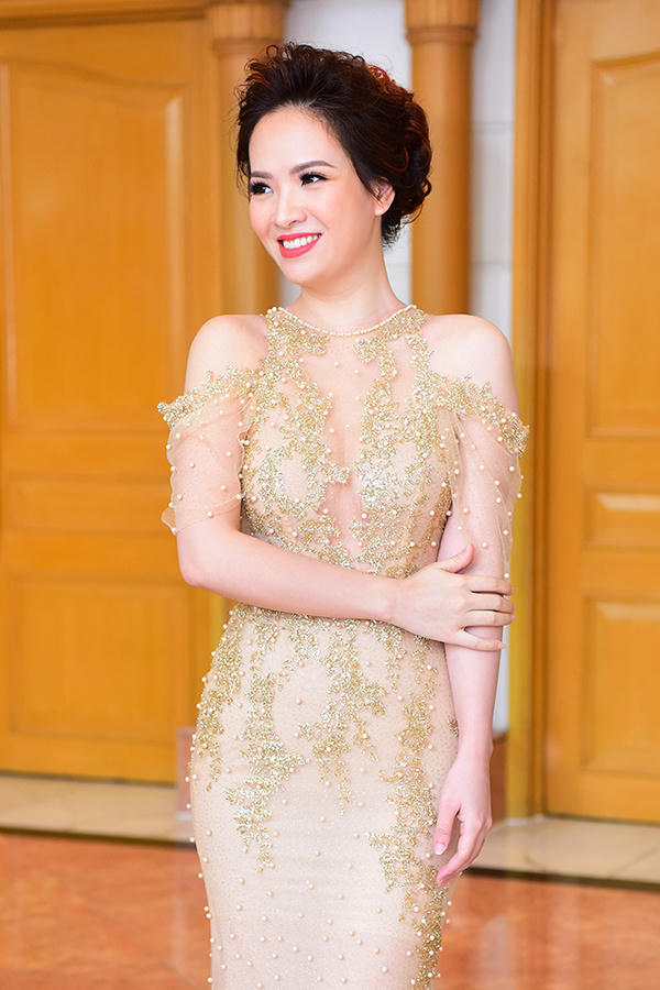 Diễn viên, MC Đan Lê sinh năm 1983. Trong phim, cô vào vai Diễm My - vợ Phan Hải (Việt Anh), con dâu ông trùm Phan Quân (NSND Hoàng Dũng). Diễm My cam chịu, tận tụy chăm sóc gia đình đến mức bỏ bê bản thân. Cô nhiều lần tha thứ cho thói trăng hoa của chồng nhưng Phan Hải vẫn "chứng nào tật nấy".   Đan Lê tâm sự khi chồng cô - đạo diễn Khải Anh - mang kịch bản Người phán xử về nhà, cô thức trọn một đêm để đọc. Sau đó, cô chủ động xin vai và casting như mọi người.   Ngoài đời, bà mẹ hai con được ngưỡng mộ bởi gương mặt xinh đẹp, vóc dáng cân đối. Trước Người phán xử, Đan Lê từng đóng Ba đám cưới, một đời chồng.