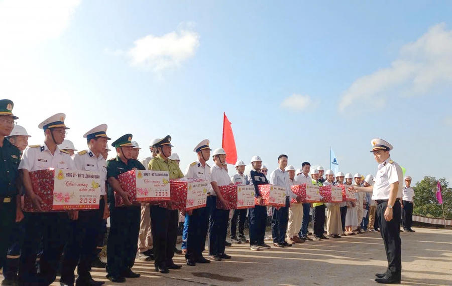 Trung tướng, Phó Đô đốc Trần Thanh Nghiêm – Tư lệnh Quân chủng Hải quân chúc Tết các lực lượng đang làm nhiệm vụ trên đảo Hòn Khoai.