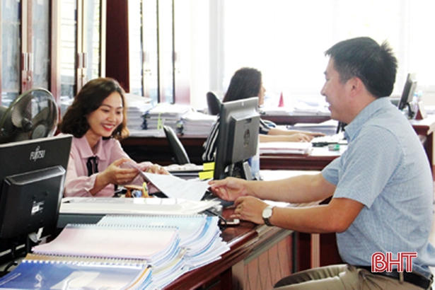 Cán bộ Cục Thuế Hà Tĩnh đang triển khai nhiều giải pháp quyết liệt, đôn đốc các doanh nghiệp nộp tiền nợ thuế. Nguồn ảnh: Báo Hà Tĩnh