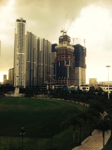 Landmark 81 sở hữu trung tâm thương mại mua sắm, vui chơi giải trí với hàng trăm thương hiệu nổi tiếng trên thế giới rộng với diện tích hơn 59.000m2 lớn nhất thành phố, khu khách sạn 7 sao và phòng tổng thống rộng hơn 1.000m2  , phía trước Landmark 81 bến du thuyền,..... tất cả là nơi tụ điểm tầng lớp thượng lưu, là địa điểm hấp dẫn khách du lịch và quan khách cấp cao các nước trên thế giới.