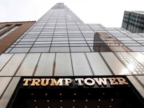 Hiện ông Donald Trump đã trở thành Tổng thống thứ 45 của nước Mỹ sau khi giành được 288 phiếu đại cử tri. Hai tuần trước khi diễn ra ngày bầu cử cuối cùng trong chặng đua vào Nhà Trắng, phóng viên Business Insider đã có mặt tại Tháp Trump thuộc sở hữu của ông Trump, ở Đại lộ 5, trung tâm Manhattan. Tòa nhà Trump Tower vừa là trụ sở của Quỹ Trump, vừa là nơi ở của ứng viên Tổng thống đảng Cộng hòa này tại thành phố New York.
