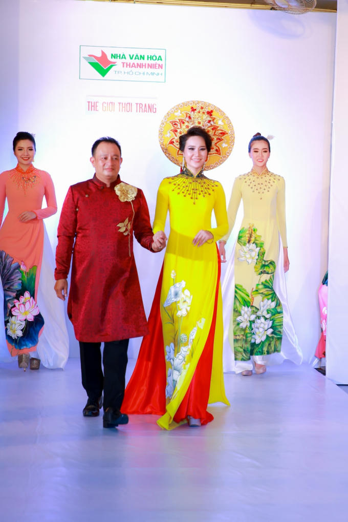Thần thái và chuyên nghiệp, Á hậu Dương Yến Phi tỏa sáng với vai trò vedette cho NTK Nguyễn Tuấn
