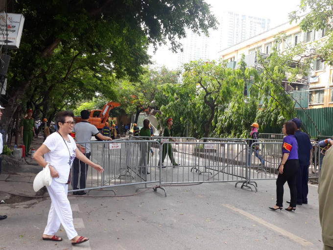 Các tuyến đường xung quanh khu vực mương Phan Kế Bính đã được phong tỏa để phục vụ công tác cưỡng chế.