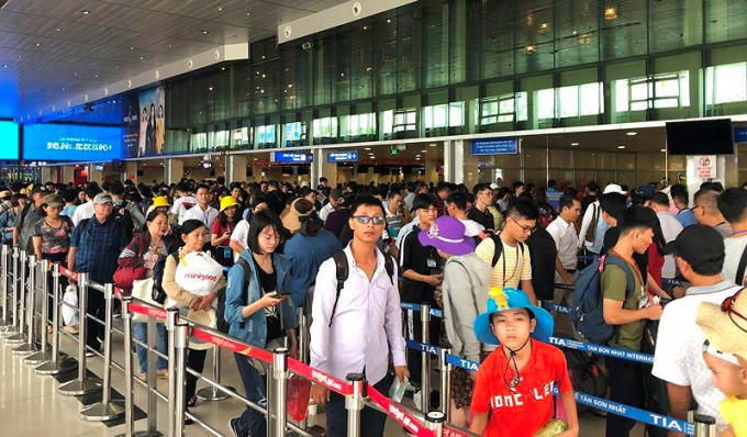 hanh-khach-di-du-lich-cao-diem-he_yygq