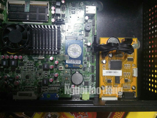 Bên trong phần cứng máy cũng được dán tem kiểm định của Sở VH-TT-DL Bạc Liêu với mã hiệu, số hiệu trùng khớp.