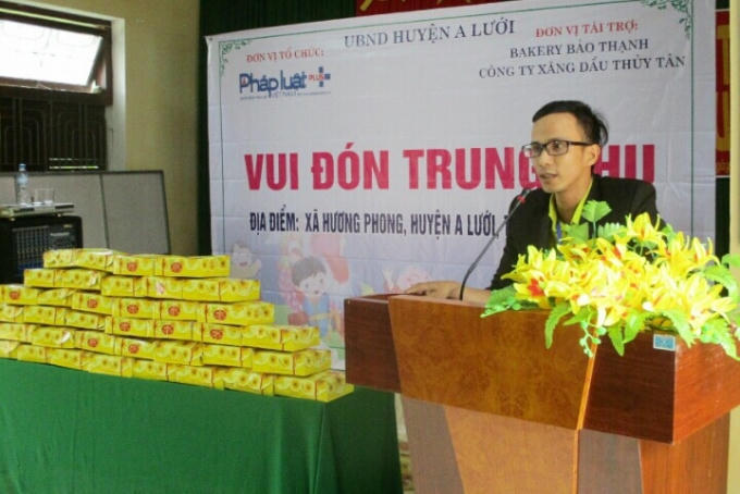 Ông Nguyễn Đăng Hậu (PVTS Pháp luật Plus) cùng các cộng tác viên đã trao 200 suất quà cho trẻ em xã Hương Phong.