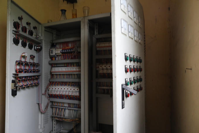 Tủ điện trong nhà điều hành đã được đấu nối hoàn thiện nhưng hiện phủ lớp bụi dày.