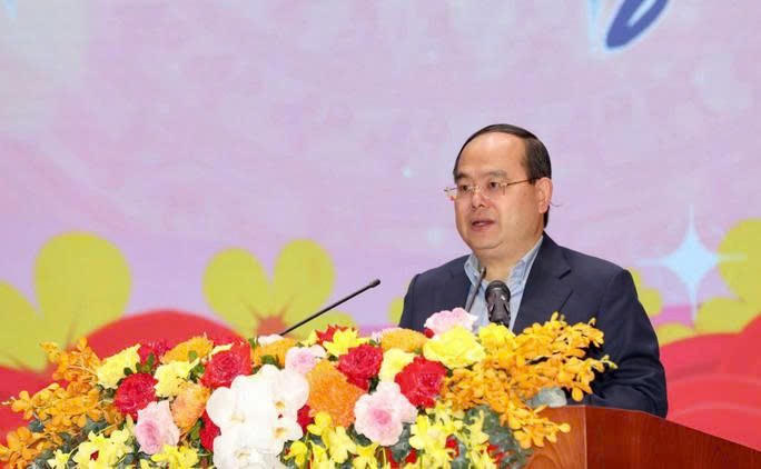 Ông Quản Minh Cường, Ủy viên Trung ương Đảng, Bí thư Tỉnh ủy, Trưởng Đoàn ĐBQH tỉnh, phát biểu tại buổi gặp mặt đầu Xuân.