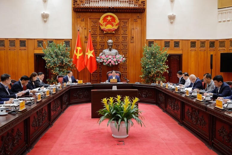 Thủ tướng yêu cầu Bộ Tài chính tiếp tục phối hợp chặt chẽ với Bộ Công Thương điều hành giá xăng dầu theo quy định, bảo đảm bám sát diễn biến giá xăng dầu hằng ngày.