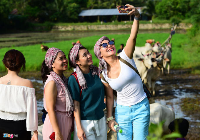 Các du khách từ Hà Nội và một số địa phương khác cũng đổ về Tịnh Biên để chứng kiến những màn đua hấp dẫn. Chị Mai Anh (trái) cho biết mình và các đồng nghiệp nhân dịp này tổ chức chuyến tham quan An Giang và các tỉnh miền Tây.