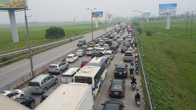 Giao thông Hà Nội kẹt cứng trong ngày nghỉ lễ đầu tiên