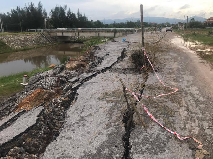 Tuyến đường được đầu tư với tổng kinh phí 68 tỷ đồng bị gãy, sập nghiêm trọng sau khi đưa vào sử dụng.