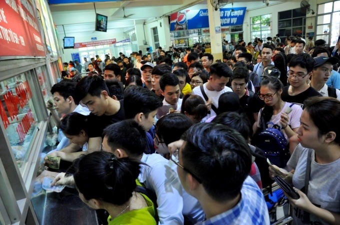 Việc mua vé tại quầy bán vé giúp người lao động tránh được tình trạng chặt chém, đẩy giá vé lên cao của các chủ xe. Chính vì thế, nhiều người cho biết họ chấp nhận cảnh chen lấn, chờ đợi mệt mỏi để được mua vé đúng giá.