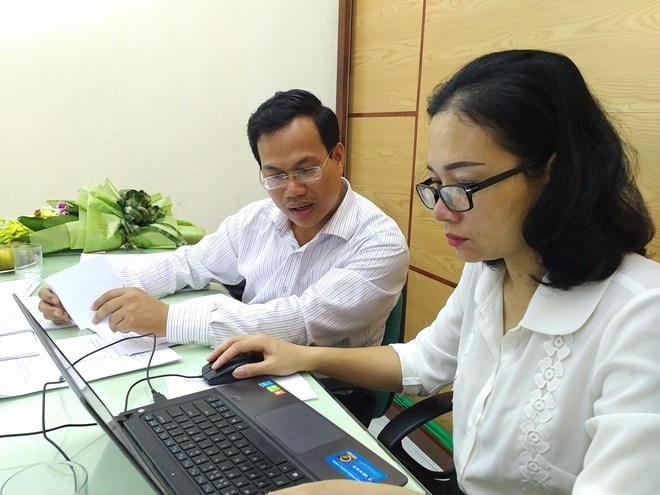 Vụ trưởng Đỗ Xuân Lân đang tập trung trả lời các câu hỏi của độc giả Báo Pháp luật Việt Nam.