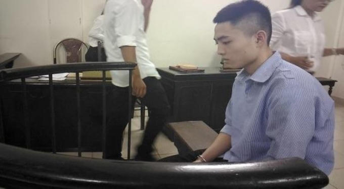 Bị cáo Bình trước vành móng ngựa.