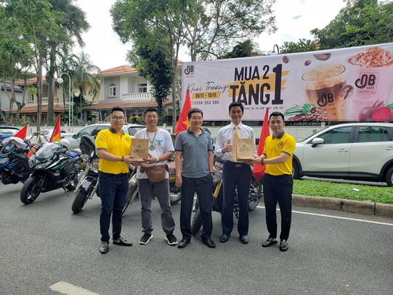 Bầu Hải(giữa) và anh Trần Vũ Tú Anh (ngoài cùng bên trái) trao số tiền tượng trưng ban đầu cho mỗi CLB Ô tô & Mô tô là 50 triệu đồng xuất phát đi cứu trợ Miền Trung