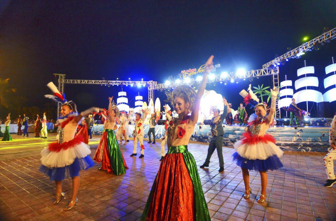 Du khách sẽ được trải nghiệm các hoạt động: đua thuyền, dù bay, chèo Kayak, cuộc thi đầu bếp, trình diễn bartender...