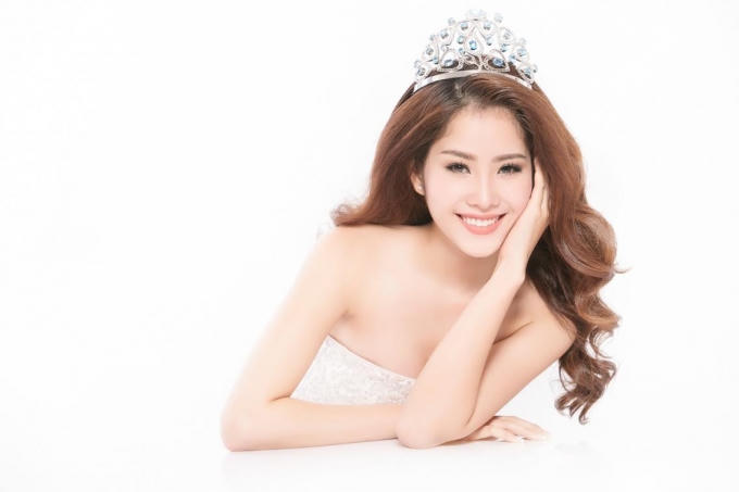 Hoa khôi Nam Em đẹp tựa nữ thần với vương miện lấp lánh.