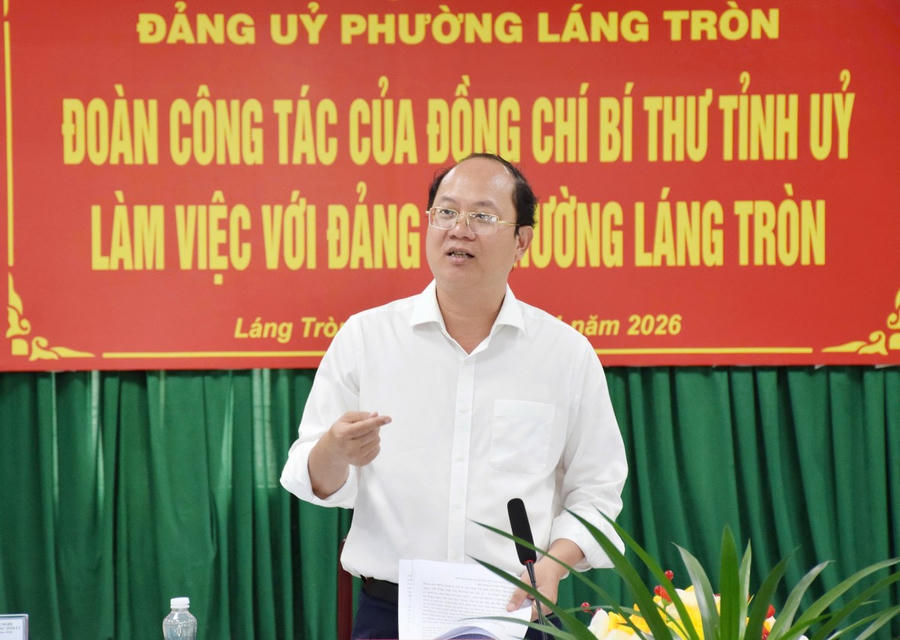 Ông Nguyễn Hồ Hải - Bí thư Tỉnh ủy Cà Mau, yêu cầu Ban Thường vụ Đảng ủy phường Láng Tròn tiếp tục giữ vững đoàn kết nội bộ, thực hiện nghiêm nguyên tắc tập trung dân chủ; siết chặt kỷ luật, kỷ cương công vụ theo phương châm “rõ người, rõ việc, rõ tiến độ, rõ kết quả”.