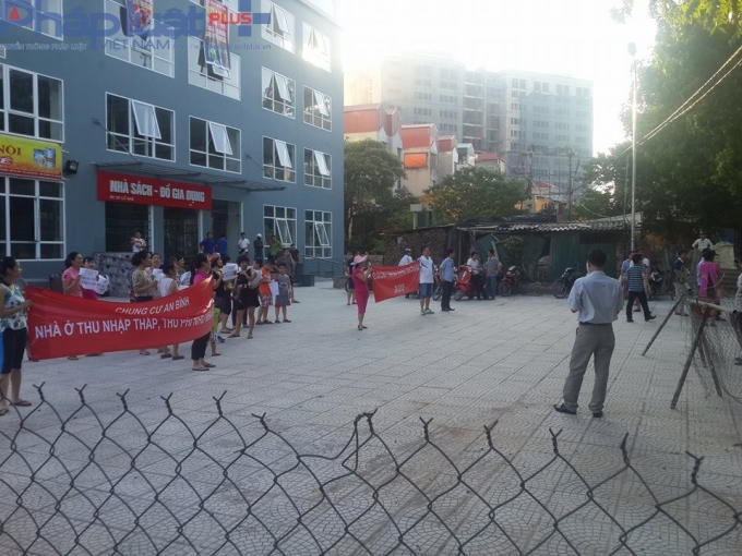 Bức xúc vì chủ đầu tư thu phí dịch vụ cao trong khi chất lượng dịch vụ tại chung cư An Bình không tương xứng, cư dân đã tổ chức phản đối chủ đầu tư, yêu cầu giảm giá dịch vụ và hoàn thiện hạ tầng.