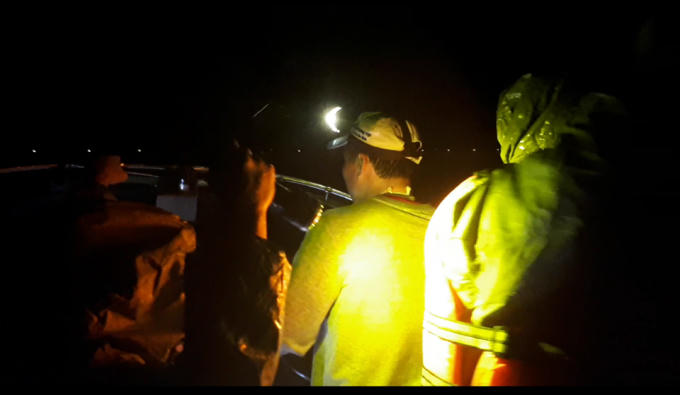 Lực lượng CSGT tổ chức đón lõng các đối tượng vận chuyển gỗ lậu.