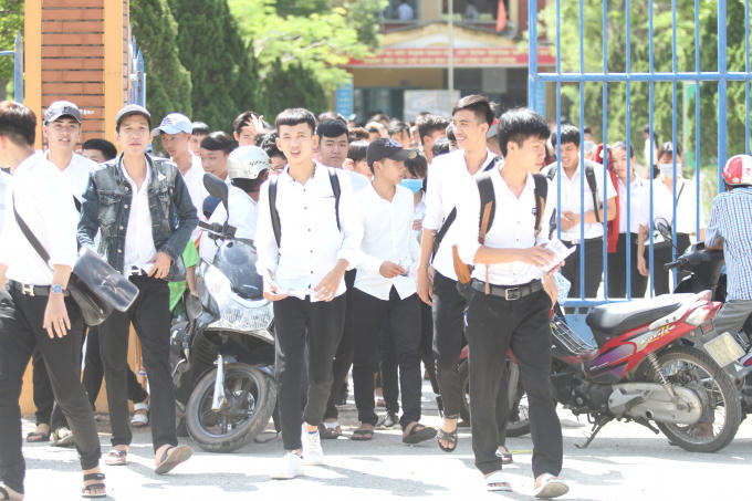 Nhiều thí sinh kết thúc môn thi Ngữ văn tại trường THPT Phú Bài cho rằng đề thi lệch "tủ".