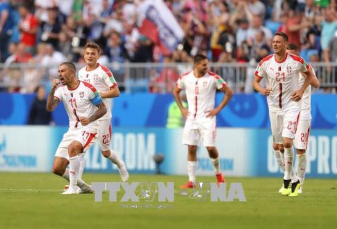 Pha ăn mừng bàn thắng của cầu thủ Aleksandar Kolarov (trái) cùng đồng đội Serbia sau khi anh ghi bàn thắng vào lưới đối thủ Costa Rica trong trận đấu ngày 17/6. Ảnh: THX/TTXVN