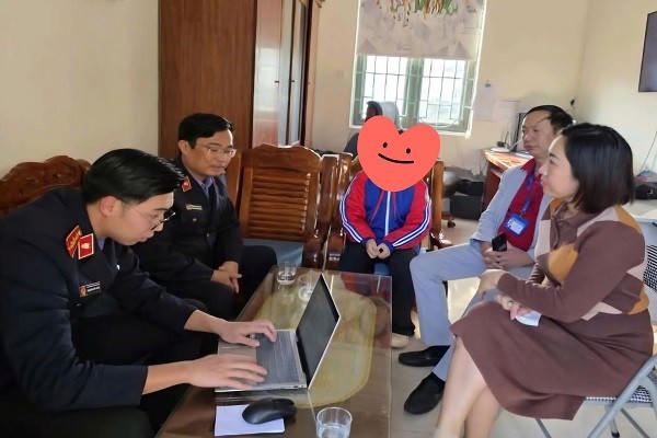Đoàn Viện kiểm sát làm việc tại trường Trung học cơ sở Hà An.