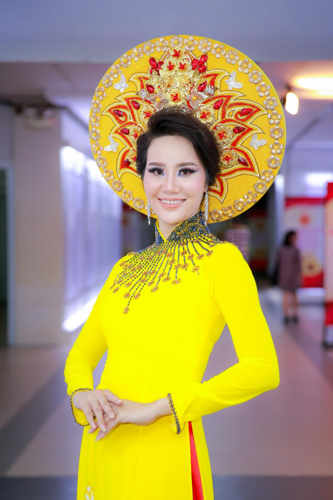 Thần thái và chuyên nghiệp, Á hậu Dương Yến Phi tỏa sáng với vai trò vedette cho NTK Nguyễn Tuấn