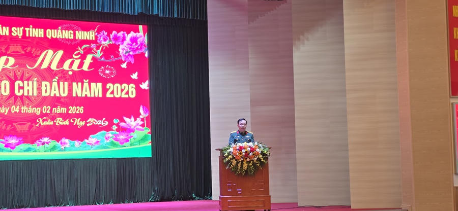 Đại tá Hoàng Văn Thuyết, Chính ủy Bộ CHQS tỉnh Quảng Ninh phát biểu tại hội nghị. Ảnh: Nguyễn Quang.