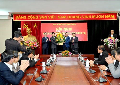 Đồng chí Hồ Quang Lợi- Phó Chủ tịch Thường trực Hội Nhà báo Việt Nam tặng hoa chúc mừng đồng chí Thuận Hữu. Ảnh- Sơn Hải