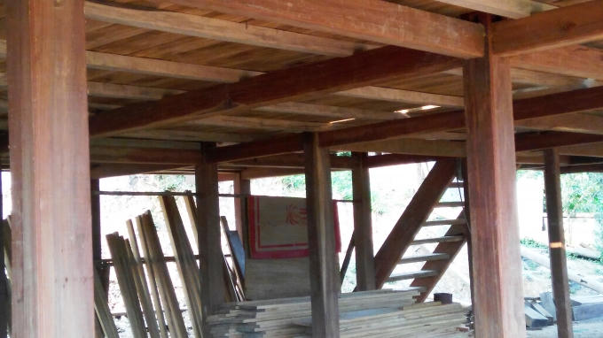 Những cột nhà chắc chắn được cho là từ gỗ nghiến.
