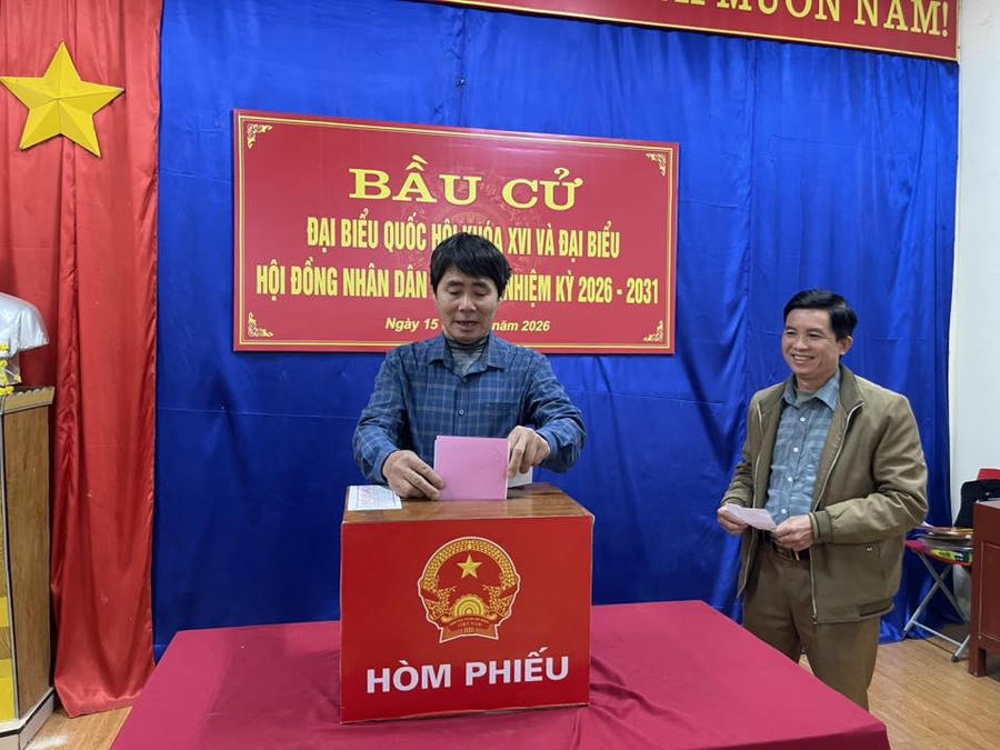 Hình ảnh những người dân xã Bạch Thông phấn khởi trong ngày hội bầu cử.