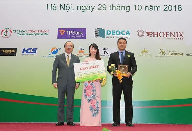 Thứ trưởng Bộ Tư pháp Phan Chí Hiếu trao Giải Nhất cuộc thi Thượng tôn pháp luật, phát triển bền vững năm 2018 do Báo PLVN tổ chức.