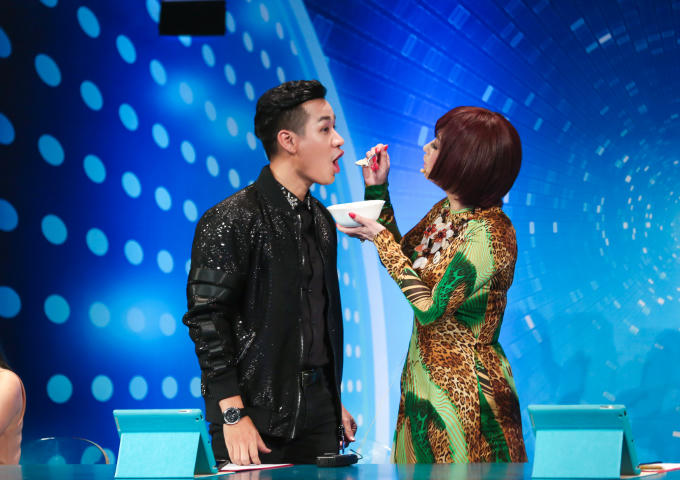 Ý Lan đút cho Nguyên Khang ăn trên sân khấu