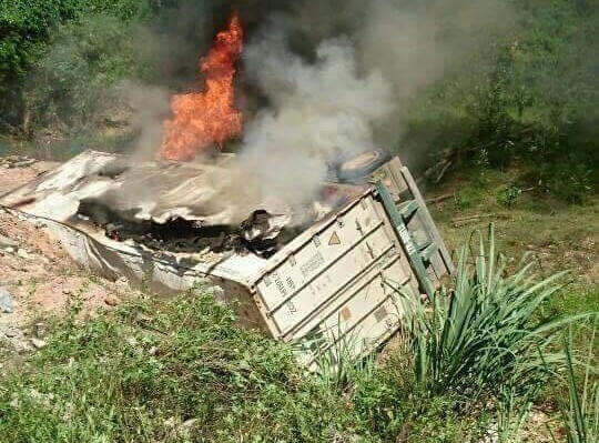 Xe container bị nạn mang BKS 17C - 000.77 kéo theo rơ-moóc mang BKS 17R – 000.12. đã bốc cháy sau khi rơi xuống vực.(Ảnh: Hoàng Oanh)