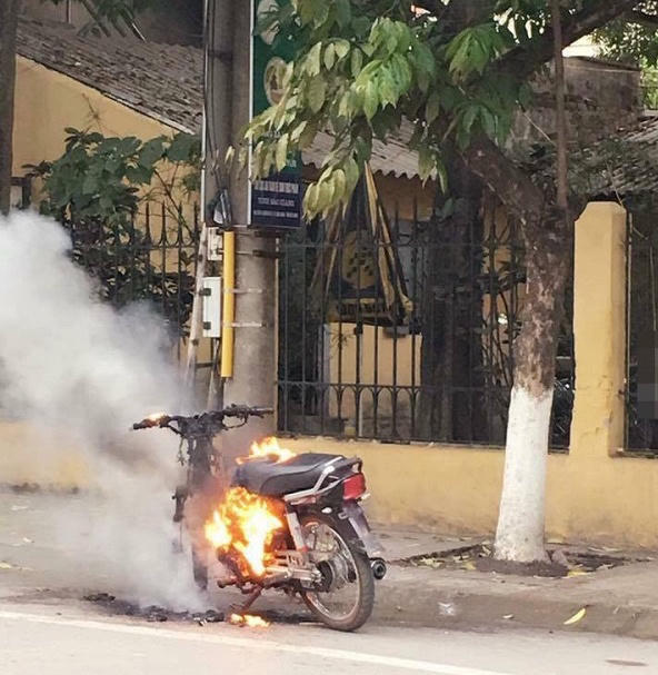Chiếc xe đang cháy không biển số.