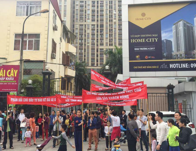 Thực tế nhiều dự án không như quảng cáo khiến cư dân xuống đường.