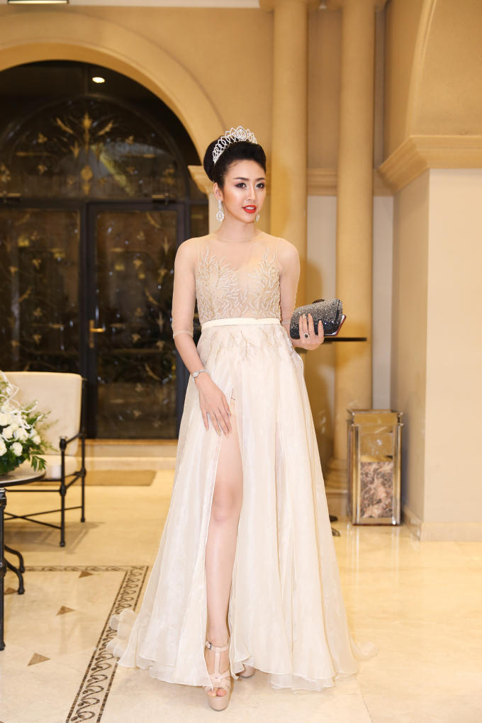 Tân hoa hậu Võ Nhật Phượng nhận hoa và bằng chứng nhận từ BTC cuộc thi Hoa hậu và Nam vương Doanh nhân Người Việt Thế giới 2018.
