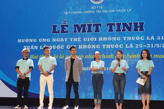 Các ca sĩ, nghệ sĩ giao lưu, kêu gọi các bạn trẻ, sinh viên không nên hút thuốc.