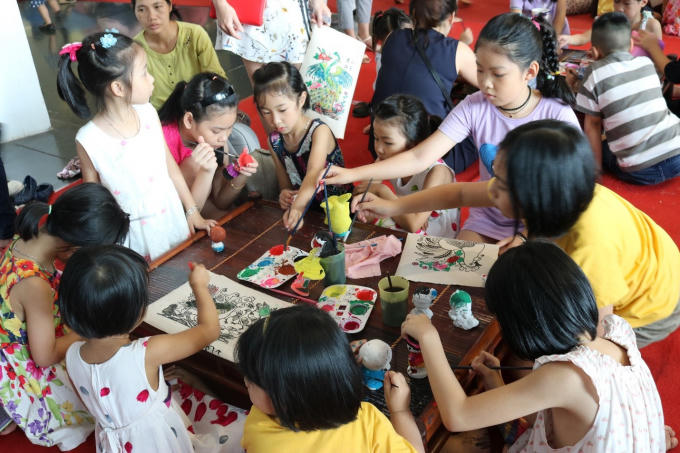 Các em nhỏ tỉ mẩn chăm chút từng nét vẽ cho bức tranh của mình.