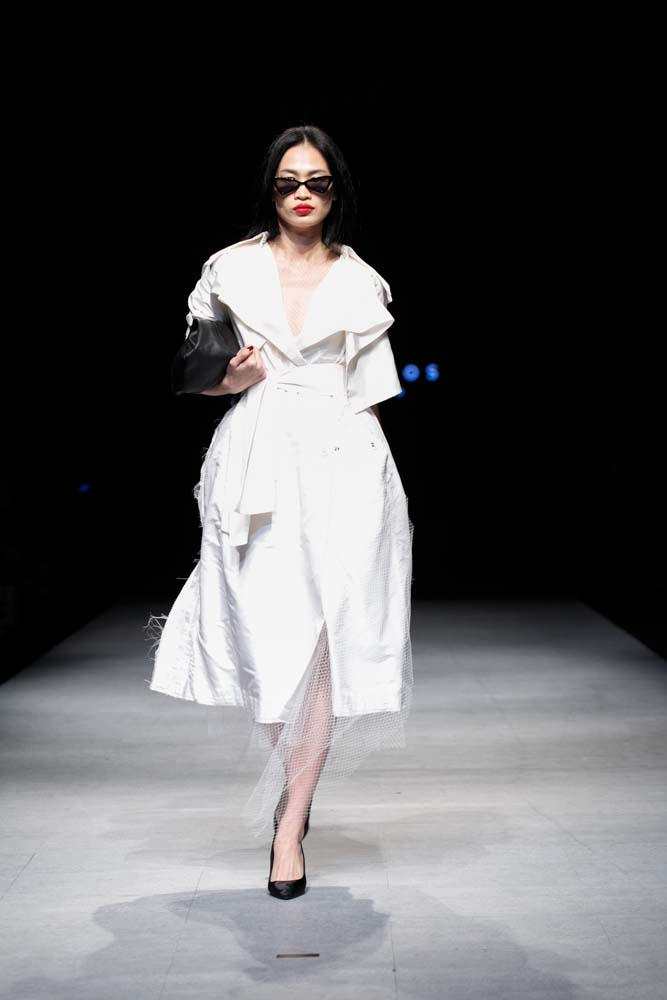 Siêu mẫu Lan Khuê diện đầm đen kiêu kỳ làm vedette trên sàn diễn Vietnam International Fashion Week Thu Đông 2018