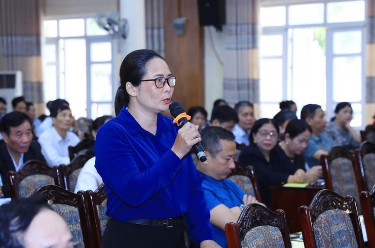 Bà Hà Thư Huyền - Trưởng ban Công tác Mặt trận tổ dân phố Phụ Khang, phường Sơn Tây nêu kiến nghị. Ảnh: Lê Hải.