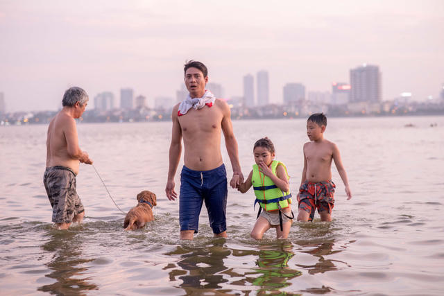Qu&aacute; nắng n&oacute;ng, người H&agrave; Nội k&eacute;o ra hồ T&acirc;y tắm giải nhiệt